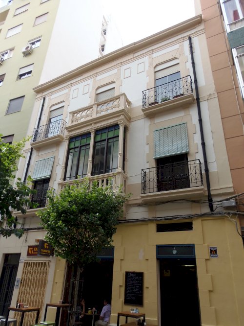 Restauración de fachada de edificio en calle Méndez Núñez (Almería).