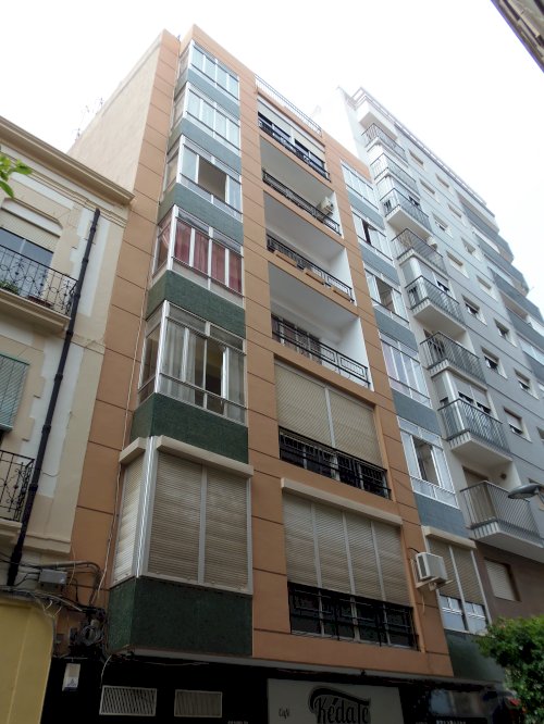 Rehabilitación de fachada en calle Méndez Núñez (Almería).