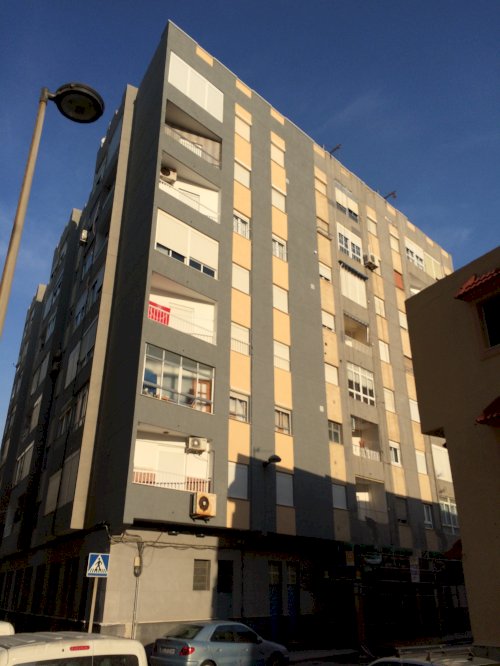 Rehabilitación de fachadas en Plaza Carabineros (Almería).