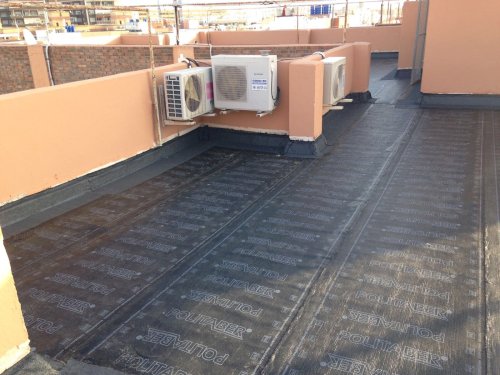Impermeabilización y aislamiento térmico en cubierta de edificio en calle Hermanos Machado (Almería).
