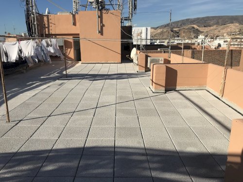 Impermeabilización y aislamiento térmico en cubierta de edificio en calle Hermanos Machado (Almería).