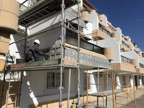 Reparación de frentes de forjado de terrazas y sustitución de cerramiento y acerado perimetral de residencial en Retamar (Almeria)
