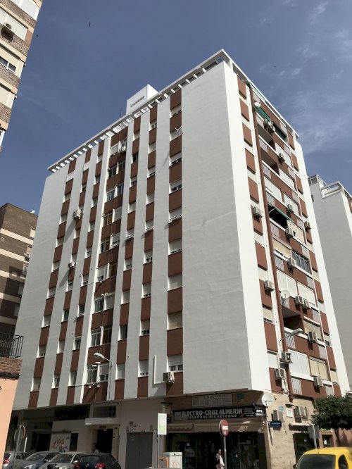 Rehabilitación de fachadas de edificio en calle Canónigo Molina Alonso (Almería)