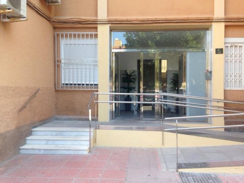 Instalación de ascensor y mejora de accesibilidad en portal en Plaza Ntra. Sra. de La Luz (Almería)