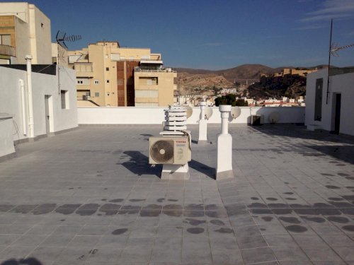 Impermeabilización y aislamiento térmico de cubierta en calle Real (Almería)