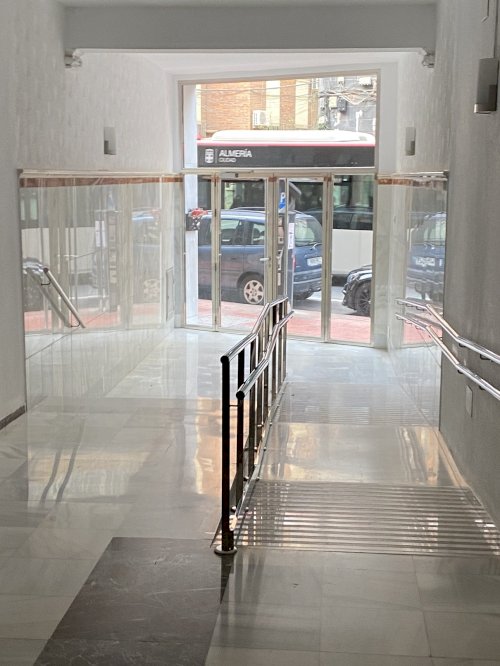 Ref. parcial y mejora de accesibilidad en portal de edificio en calle Dr. Gregorio Marañón (Almería).