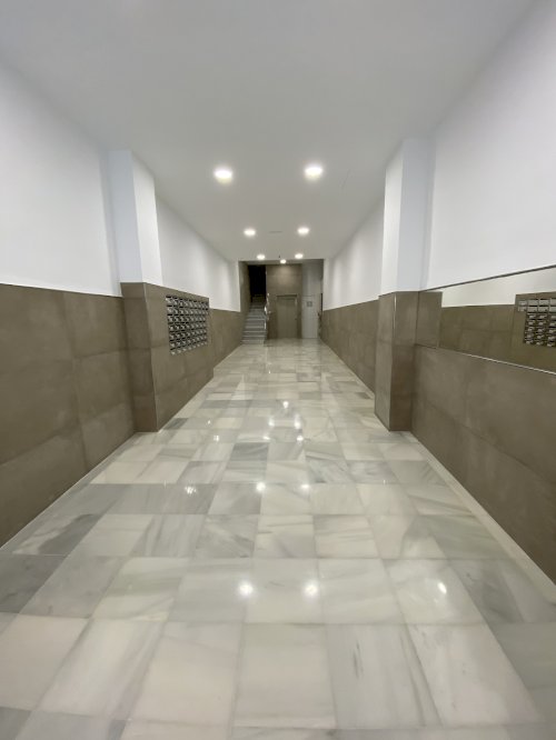 Inst. de ascensor, ref. integral  y mejora de accesibilidad en portal de edificio en calle Cardenal Herrera Oria (Almería).
