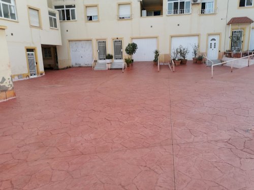 Impermeabilización y pavimentación con hormigón impreso de plazoleta de residencial en Calle Real del Barrio Alto (Almería)