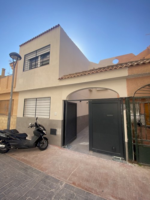 Reforma integral de vivienda unifamiliar en calle Brasil (Almería)