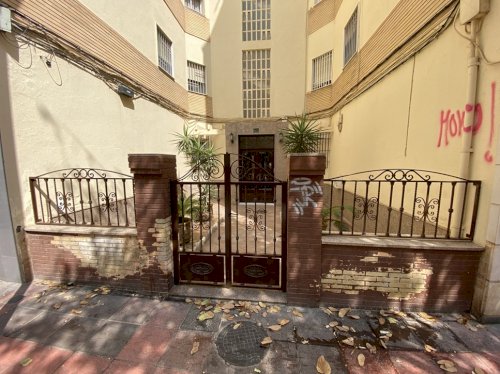 Reforma de zonas comunes de edificio en calle Hermanos Pinzón (Almería).